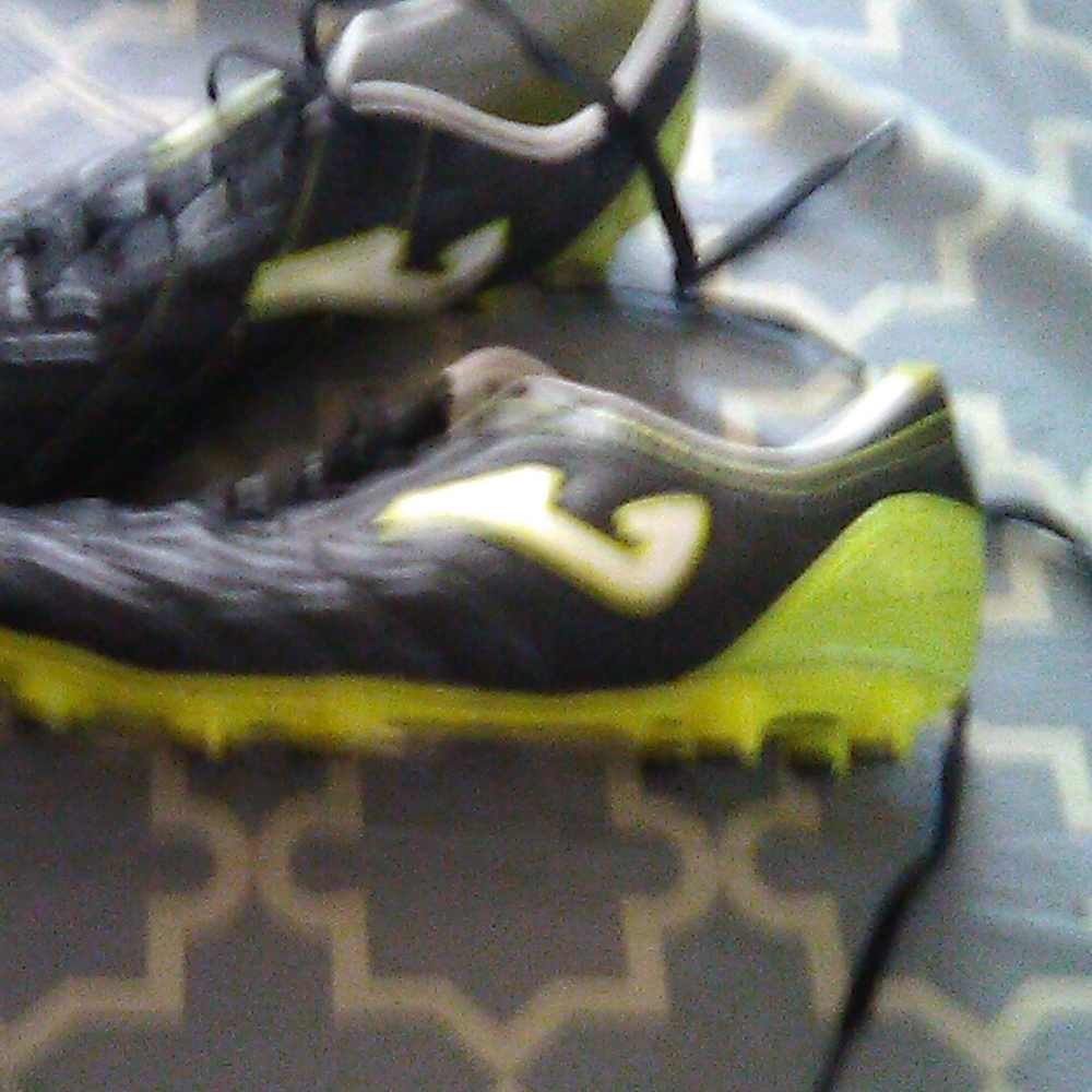 Soccer shoes